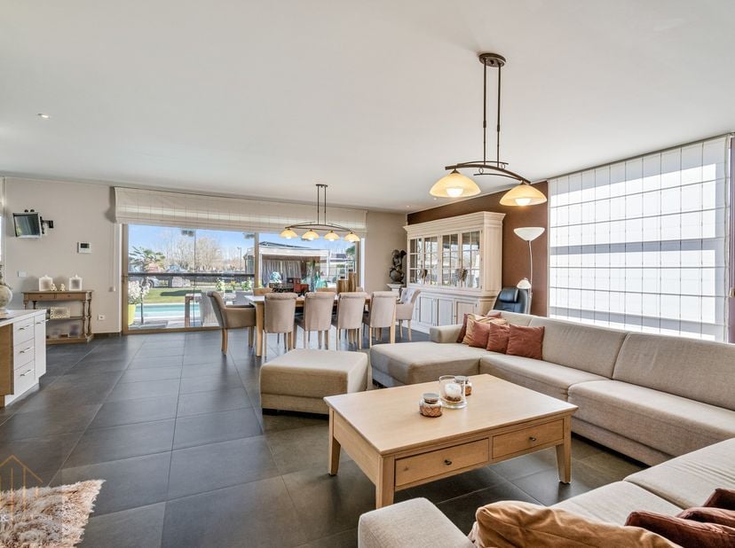 Deze prachtige en energiezuinige villa met EPC A biedt ultiem wooncomfort en luxe, met een perfect evenwicht tussen ontspanning en functionaliteit. Me