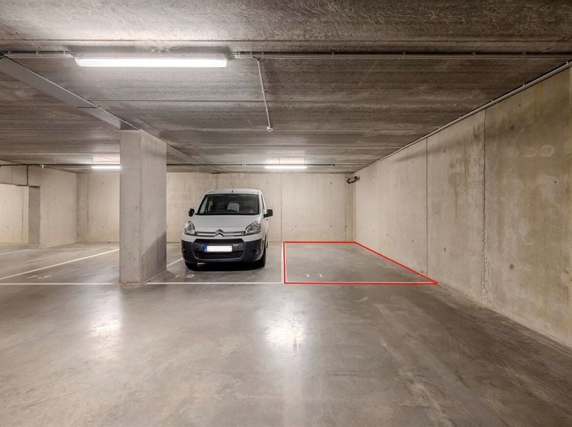 Ondergrondse autostaanplaats/parking (nummer 11 en/of 12) gunstig gelegen te Lille aan op- en afrit  E34.&lt;br /&gt;
Deze autostaanplaats is gelegen in de