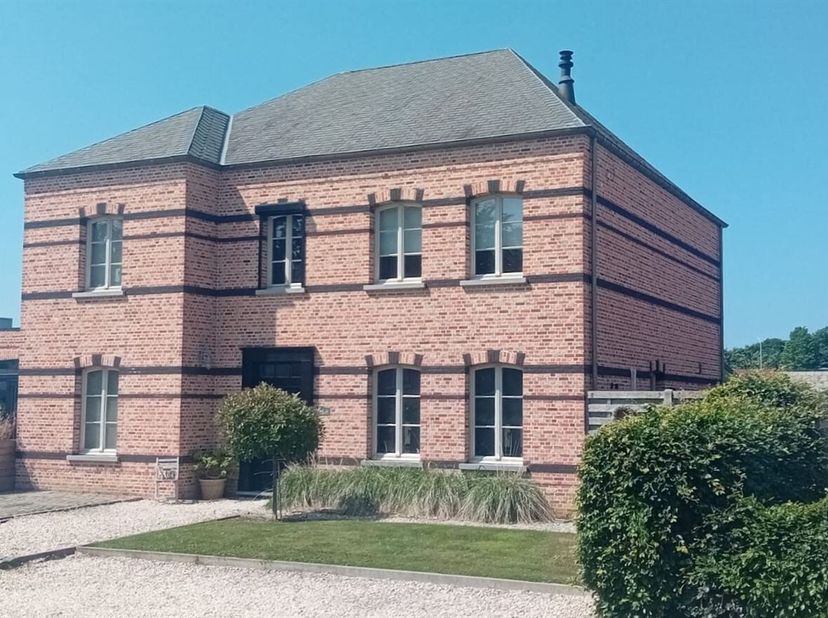 Ruime woning met vele mogelijkheden: momenteel opgedeeld in twee wooneenheden, maar eenvoudig terug om te vormen tot één geheel.&lt;br /&gt;
Hoofdverblijf: