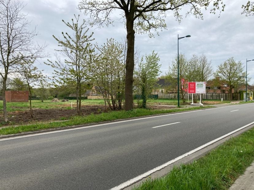 Op zoek naar de ideale plek voor uw droomwoning? In Aalter, langs de Steenweg op Deinze, bieden wij twee uitzonderlijke villapercelen van meer dan 1.0