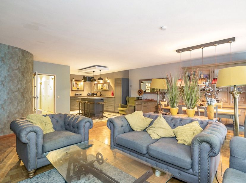 Charmant en gezellig appartement met terras te midden van de Stad&lt;br /&gt;
Het appartement is gelegen op de derde verdieping bereikbaar per lift.&lt;br /&gt;
V