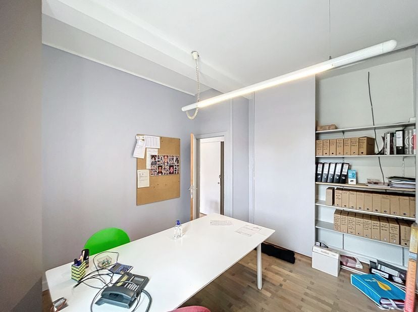 Bureaux à louer à Courtrai. Les bureaux sont situés à proximité de la gare et de différentes routes d&#039;accès. &lt;br /&gt;
Spécifications: &lt;br /&gt;
- zone de r