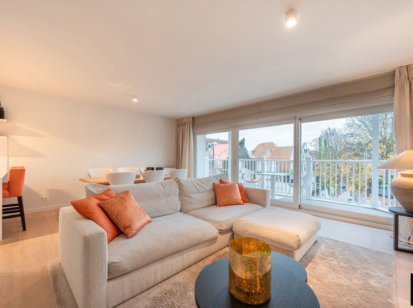 Prachtig gemeubeld 2-slaapkamer appartement met hoogwaardige afwerking op een topligging in de Kustlaan te Zoute.&lt;br /&gt;
Het appartement bevindt zich i