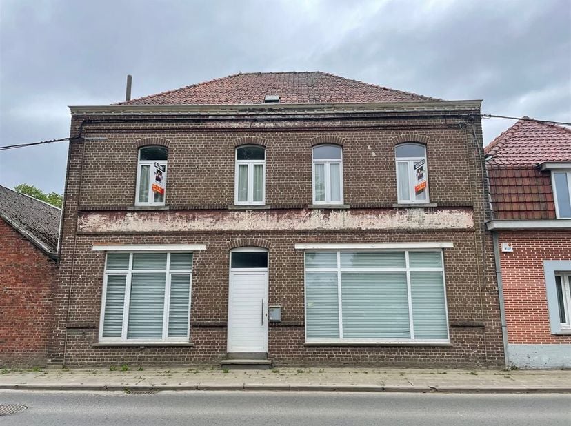 Bonne maison d&#039;habitation de +/- 220m² avec 5 chambres, cour intérieure et dépendances, à 5 minutes des axes autoroutiers.&lt;br /&gt;
Spacieuse maison comp