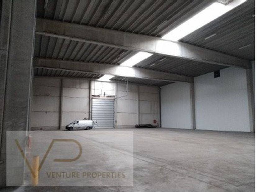 Magazijn van 2000 m² met:&lt;br /&gt;
&lt;br /&gt;
500 m² laadsas&lt;br /&gt;
350 m² overdekte luifel&lt;br /&gt;
350 m² overdekte laadkade&lt;br /&gt;
&lt;br /&gt;
3 laadbruggen&lt;br /&gt;
6