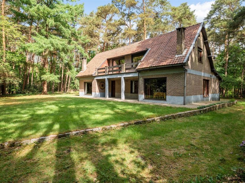 Charmante woning met natuurlijke tuin, rustig en groen gelegen op een perceel van ruim 10.000m² in het woonbos te Essen &lt;br /&gt;
Richtprijs: 349.000 eur