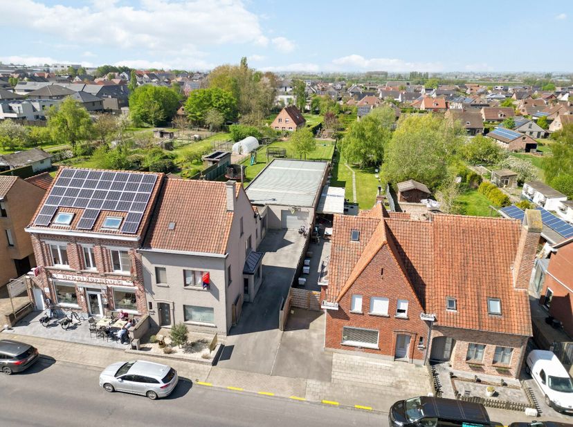 Ruime halfopen bebouwing met loods van ca. 300m², 3 slaapkamers en zonnig terras&lt;br /&gt;
Ontdek deze veelzijdige eigendom die wonen en werken perfect co