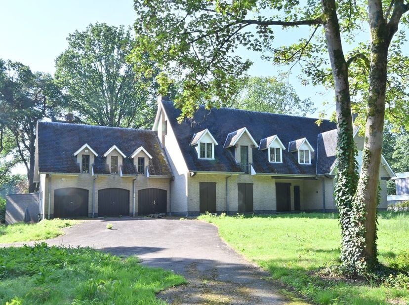 Schitterende villakavel van 5.600 m² (56a) met een totaal te renoveren villa/landhuis van bijna 800 m² woonoppervlakte.&lt;br /&gt;
Perceelsbreedte van maar