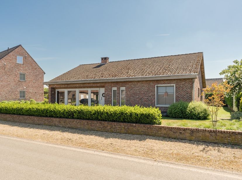 Deze verzorgde gelijkvloerse woning vinden we terug op de Weidenstraat te Pelt. De Weidenstraat is een mooie landelijke ligging in het groen nabij nat