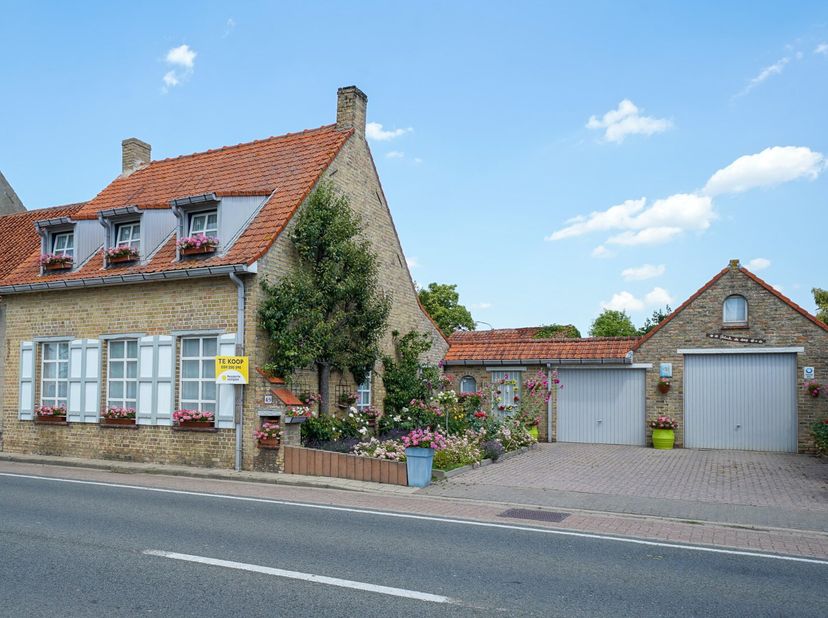 Deze woning biedt een ideale combinatie van comfort en mediterrane charme.  De woning ligt op een perceel van 507 m². De grote garage biedt niet allee