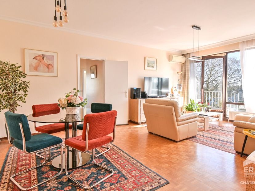 Découvrez ce bel appartement, idéalement situé dans le quartier très apprécié entre Sainte  Alix et Stockel, dune surface de 97m2. Situé au 4ème étage