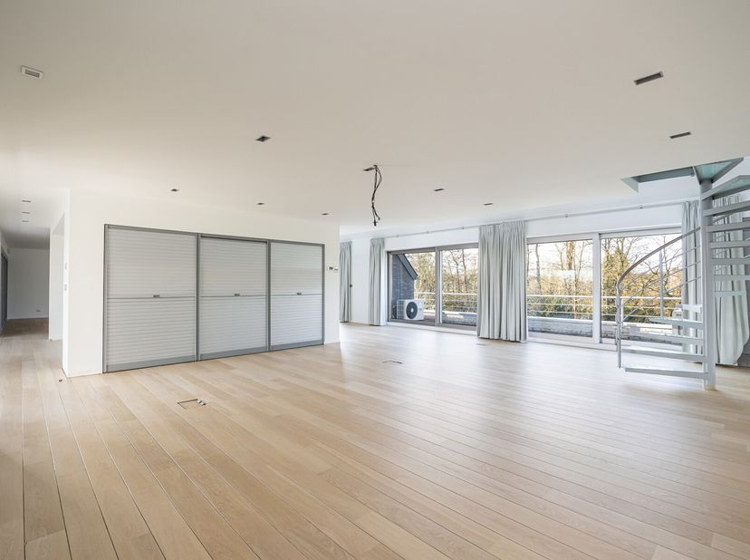 RUIM KANTOOR MET EEN OPPERVLAKTE VAN MAAR LIEFST 256 M2, 30m2 OPSLAGRUIMTE EN 42M2 TERRAS, OP ZICHTLOCATIE TE HASSELT (NET BUITEN DE GROTE RING)&lt;br /&gt;