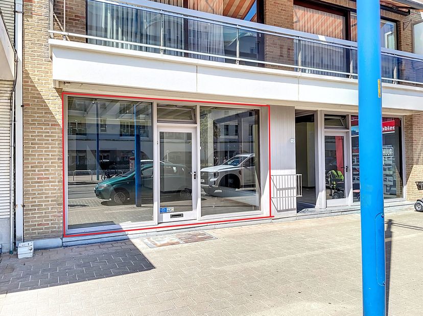Le long de la Koninklijke baan à Koksijde, vous trouverez ce rez-de-chaussée commercial avec une maison à louer. L&#039;espace commercial de 70 m² bénéfici