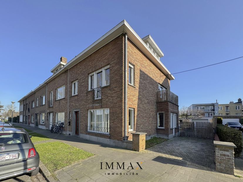 Instapklare halfopen bebouwing met oprit, tuin en terras en werkplaats/garage.&lt;br /&gt;
Rustig gelegen nabij winkels, openbaar vervoer, scholen, enz...&lt;b