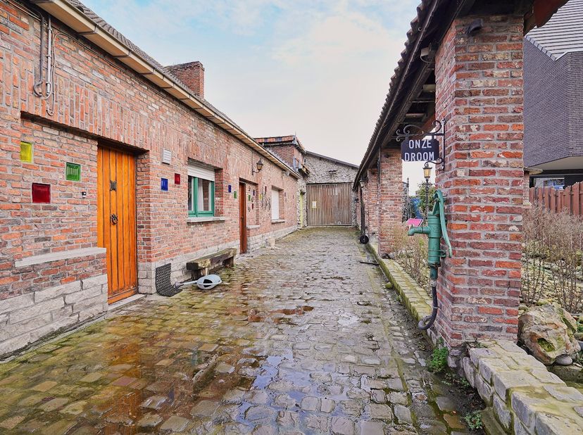 Deze unieke woning met magazijn biedt een uitstekende kans voor wie wonen en werken wil combineren of een ruime opslagplaats nodig heeft. Het huis str
