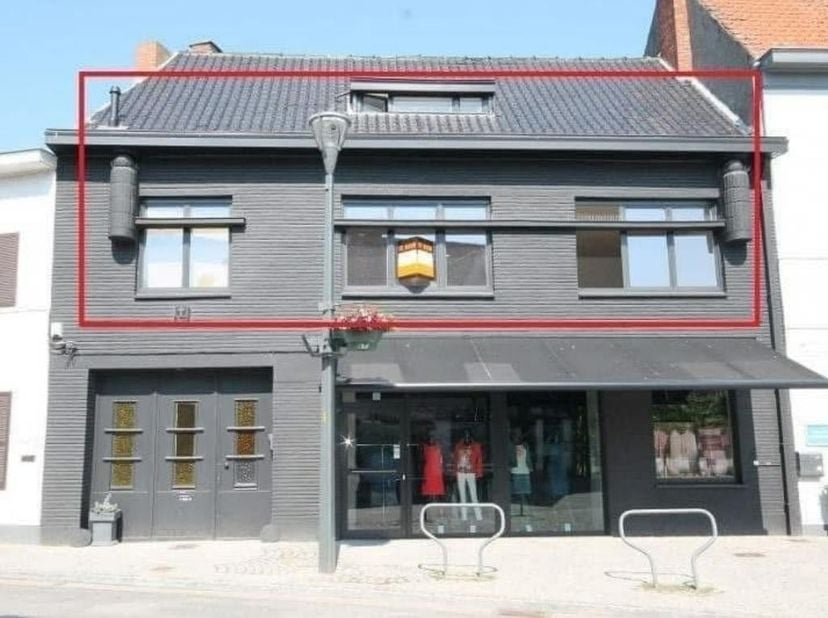 Ruim en modern duplex appartement in het hart van het dorp, met prachtig zicht op de kerk. De ligging is ideaal, op wandelafstand van lokale handelaar