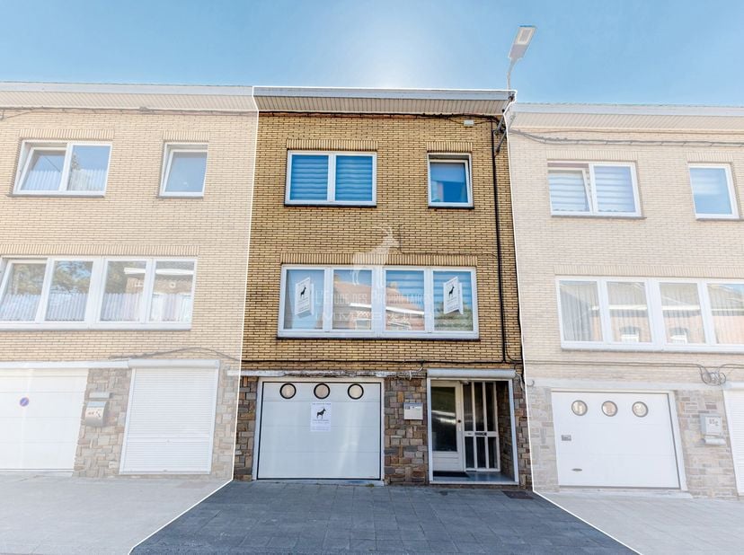 Jolie maison bel-étage avec 2 chambres, 2 terrasses, jardin et garage à vendre à Jumet&lt;br /&gt;
Référence agence : V6031-1716&lt;br /&gt;
Visite virtuelle : ht