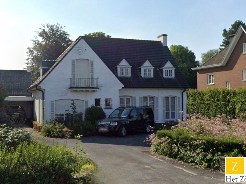 Te renoveren villa met bouwvergunning voor residentie met 8 appartementen  uitstekende investeringskans&lt;br /&gt;
Op een strategische locatie aan de Gents