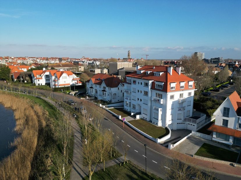 Volledig gerenoveerd 3-slaapkamer appartement met prachtig frontaal zicht over het Zegemeer.&lt;br /&gt;
Indeling: inkomhal met vestiaire en gastentoilet, l