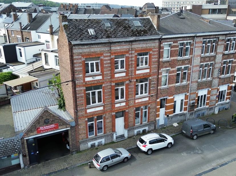 NAMUR centre. Situation stratégique pour cet immeuble de +- 253m² à proximité immédiate de la gare, des commerces, des écoles, de l&#039;université et des