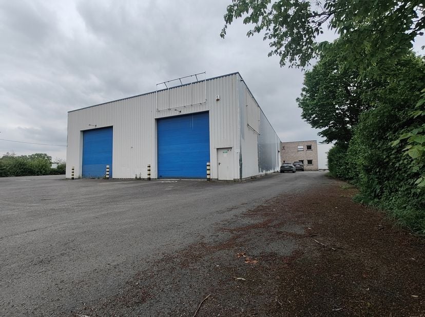 1. BESCHRIJVING&lt;br /&gt;
Ruim bedrijfsgebouw gelegen aan de levendige Fabriekstraat nabij AED studios. Dit pand biedt een unieke kans voor ondernemers op