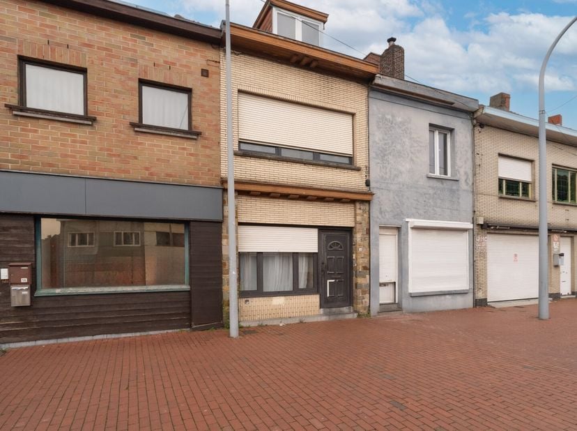 Op zoek naar een ruime woning met 4 ruime slaapkamers en 2 badkamers te Menen? Alle winkels zijn op wandelafstand alsook verbinding naar invalswegen z