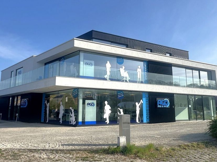 138m² stijlvol instapklaar kantoor op tweede verdieping&lt;br /&gt;
Ligging: op een zichtlocatie langs N60 (Gent-Oudenaarde), vlakbij De Klosse en afrittenc