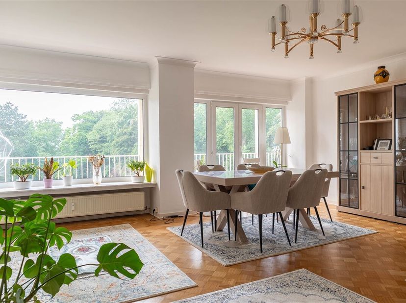 Property One vous présente un superbe appartement en excellent état. Situé au 1er étage de la résidence prisée « La Magnanerie » sur les hauteurs de F