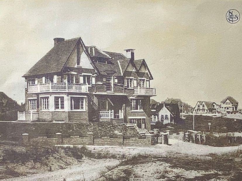 Typische Duinenvilla ontworpen door architect Gaston Lejeune op zeer groot perceel van 1425 vierkante meter. Bestaande uit grote inkomhal met sierlijk