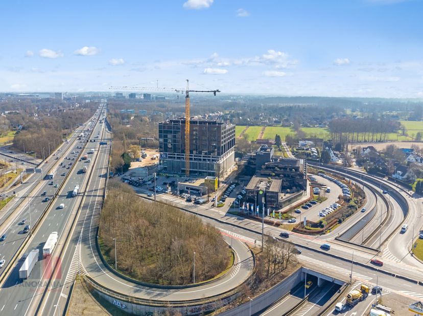 Deze nieuwbouw kantoren van maar liefst 1.911 m² zijn fenomenaal gelegen en te huur met een uitstekende zichtbaarheid langs de drukbezochte Kortrijkse