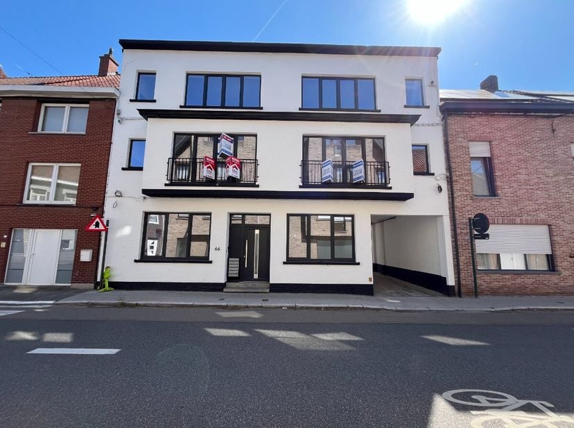 Appartement au rez-de-chaussée entièrement rénové, situé en plein centre de Wevelgem, à distance de marche des écoles, des commerces et des transports