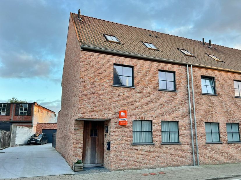 Deze nieuwbouwwoning met vier slaapkamers en zonnige tuin is gelegen in het hartje van Poelkapelle en is als volgt ingedeeld:&lt;br /&gt;
Bij binnenkomst wo