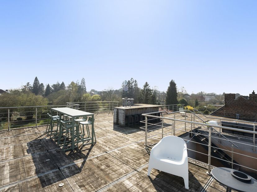 Perché au sommet dun immeuble discret, ce bijou rare vous offre bien plus quun simple appartement : un panorama à couper le souffle sur le Beffroi et