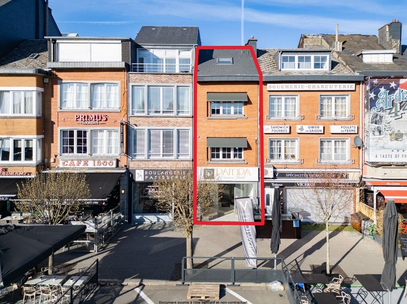 ERA B-LUX vous propose cet immeuble de rapport idéalement situé sur la place Mc Auliffe, en plein centre de Bastogne. Il se compose d&#039;une surface comm