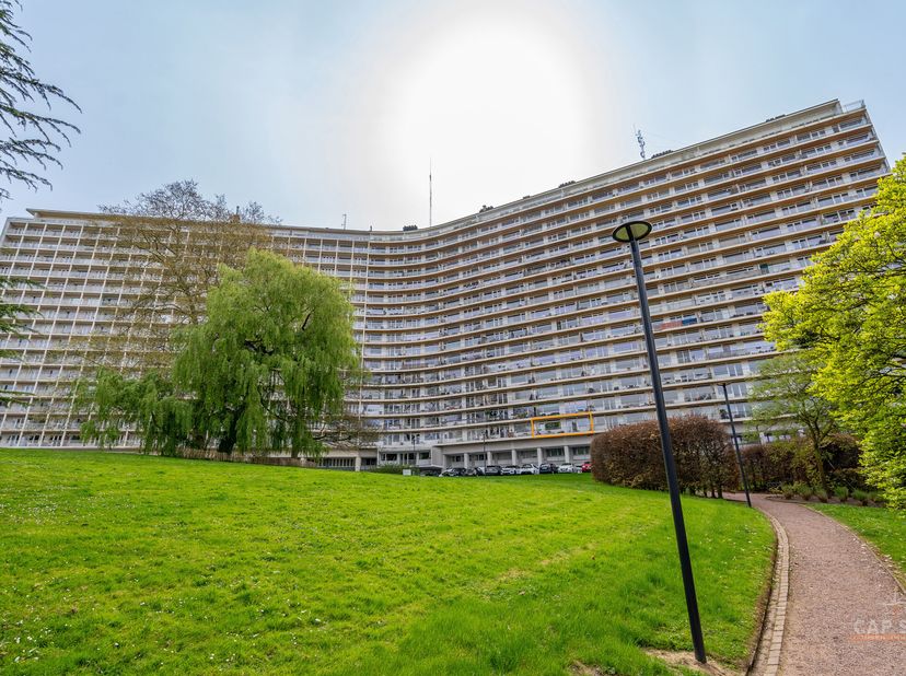 Sur les hauteurs de Forest (limite Uccle), à proximité de toutes facilités, dans le domaine de la Magnanerie, CAP SUD vous propose ce superbe appartem