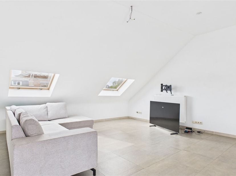 INNOV&#039;EXPERT immobilière vous invite à venir découvrir ce spacieux appartement de +/- 97 m2, idéalement situé sur la place communale de Jemeppe-sur-Sa