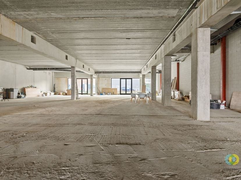 Êtes-vous prêt à établir votre entreprise dans un emplacement de choix ? Cet immeuble commercial situé à &#039;t Brughuis, dans le coeur battant du site de