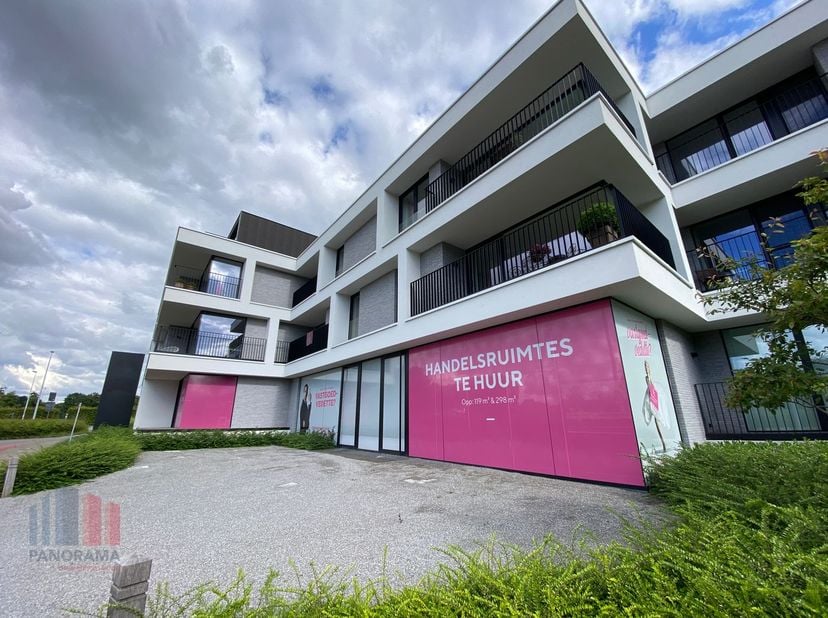 Eigentijdse kantoorruimte met een oppervlakte van 100 m² te huur. Uitstekend gelegen in het hart van Tielt, op slechts een steenworp afstand van de br