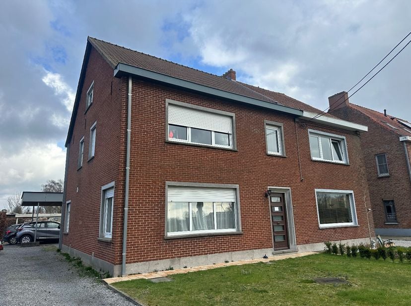 In een rustige straat, vlakbij het centrum van Evergem en dichtbij wandelpaden, vinden we deze halfopen bebouwing te huur.&lt;br /&gt;
Indeling: Mooie wonin