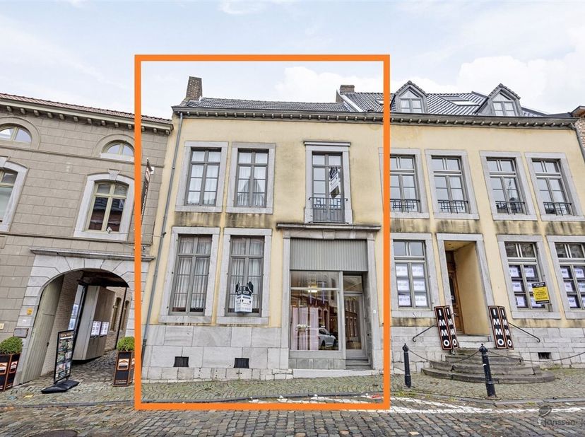 Découvrez le potentiel unique d&#039;une authentique maison familiale au coeur de Borgloon ! Entourée de vastes paysages, de collines vallonnées, de champs