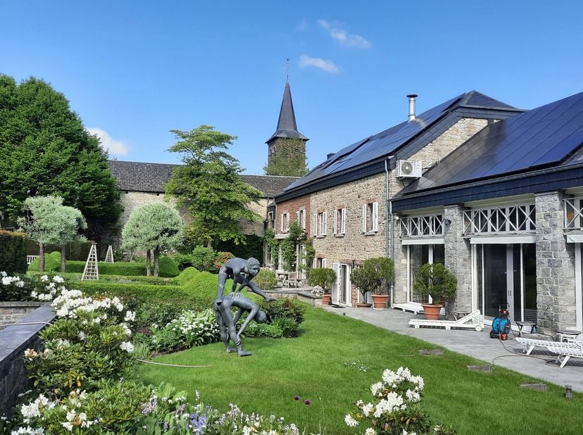 REGIO LAVAUX-SAINTE-ANNE - PROPERTY OF CHARACTER bestaande uit een grote, prachtig gerestaureerde woning, een grote familiekamer grenzend aan het over