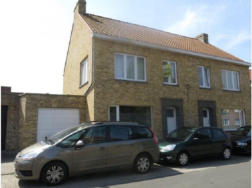 Ruime half-open bebouwing met GARAGE en grote TUIN op een uitstekende ligging in Sint-Andries, vlakbij de Expresweg, supermarkt en diverse winkels en