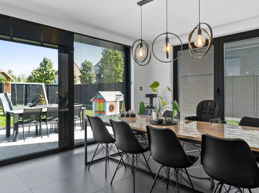 Deze ruime, energiezuinige woning is gelegen in Piringen, een rustige deelgemeente van Tongeren-Borgloon op een perceel van 348 m². De woning bevindt