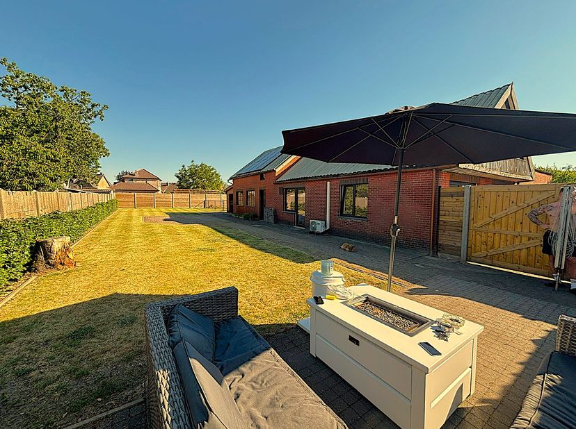 Deze in 2022 gerenoveerde open bebouwing met 3 grote slaapkamers van 15 m² is ideaal als gezinswoning, maar ook als ouder koppel omdat alles gelijkvlo