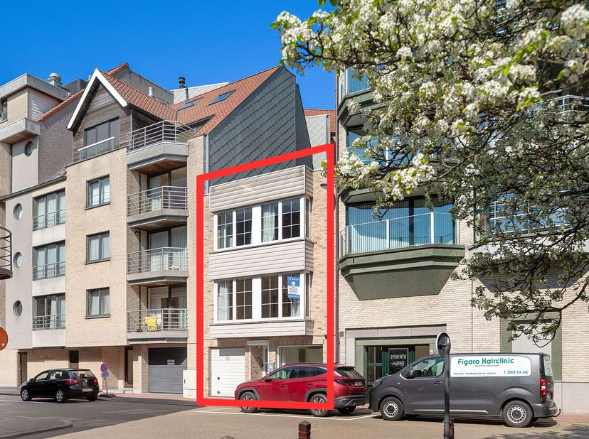 Een robuuste en goed gelegen woning met veel troeven. De ligging is uitstekend met het strand om de hoek, de winkels liggen op enkele stappen en het w
