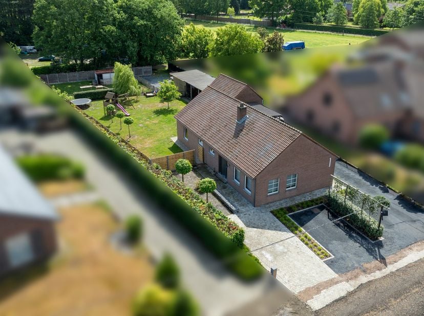Deze gezellige gezinswoning in landelijke stijl staat op mooi stuk grond met totale oppervlakte van 1.589 m². De woning werd gebouwd in 1989 en onderg