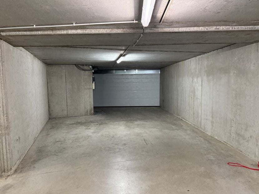 Unieke kans! Dubbele garagebox met staanplaats te koop in het centrum van Brugge, perfect gelegen op wandelafstand van de Markt en andere hotspots. Id