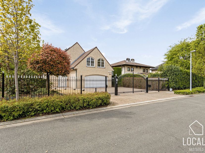 Deze weelderige villa belichaamt exclusief wonen op een rustige, bevoorrechte locatie! Op een perceel van 12a63ca, baadt deze prachtige villa in een o