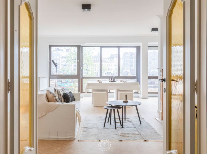 Ontdek dit volledig gerenoveerde en instapklare appartement op de eerste verdieping, ideaal gelegen aan de Grote Markt van Sint-Niklaas. Hier woont u