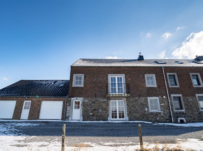 Dit charmante appartement met 2 slaapkamers ligt in een zeer rustige en aangename straat op de begane grond. Het heeft ook een garage voor een auto me